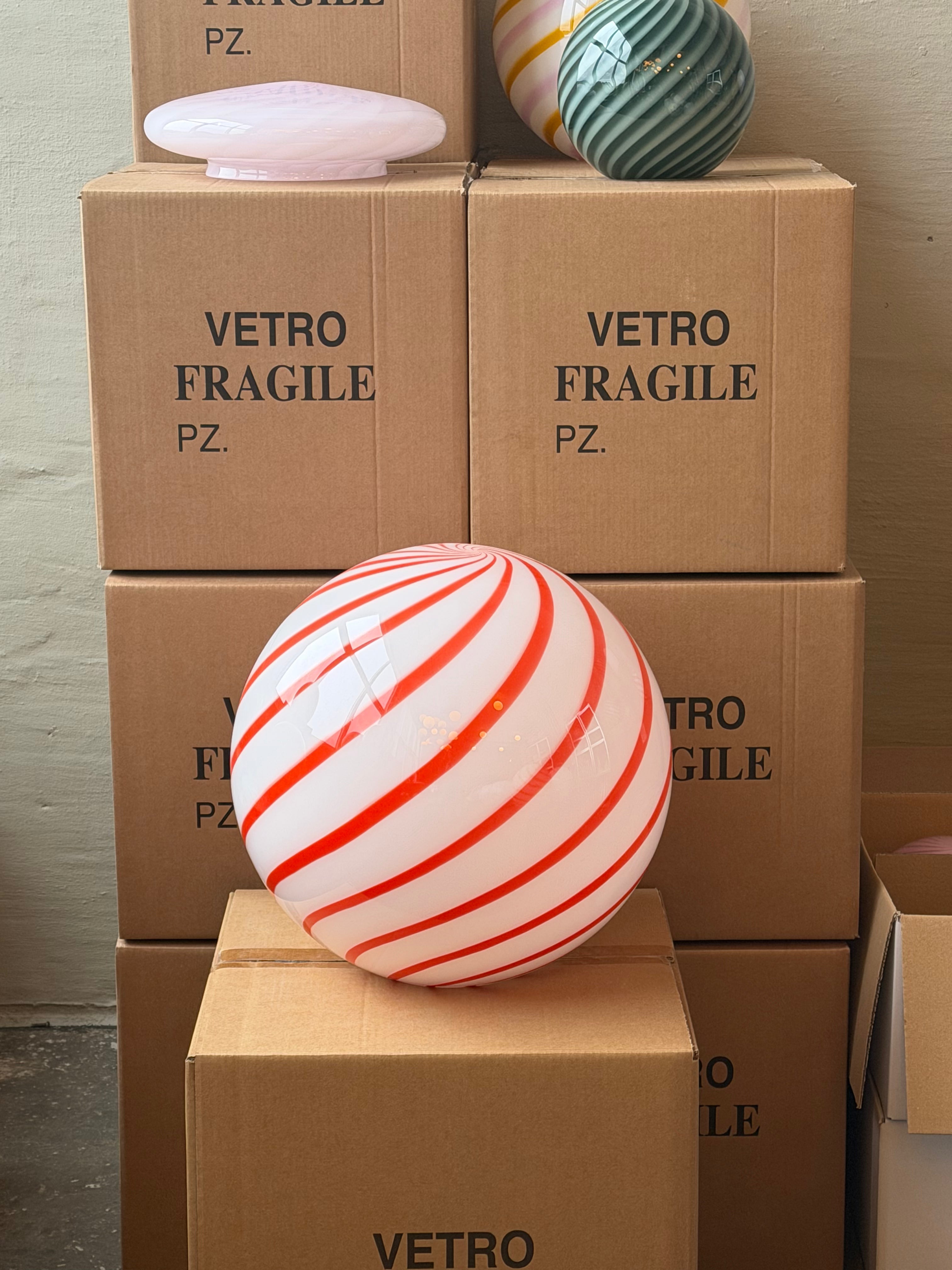 Ny stor Murano candy pendel loftlampe i en bolsje kombination af rød og hvid. Mundblæst glas i rund form me..