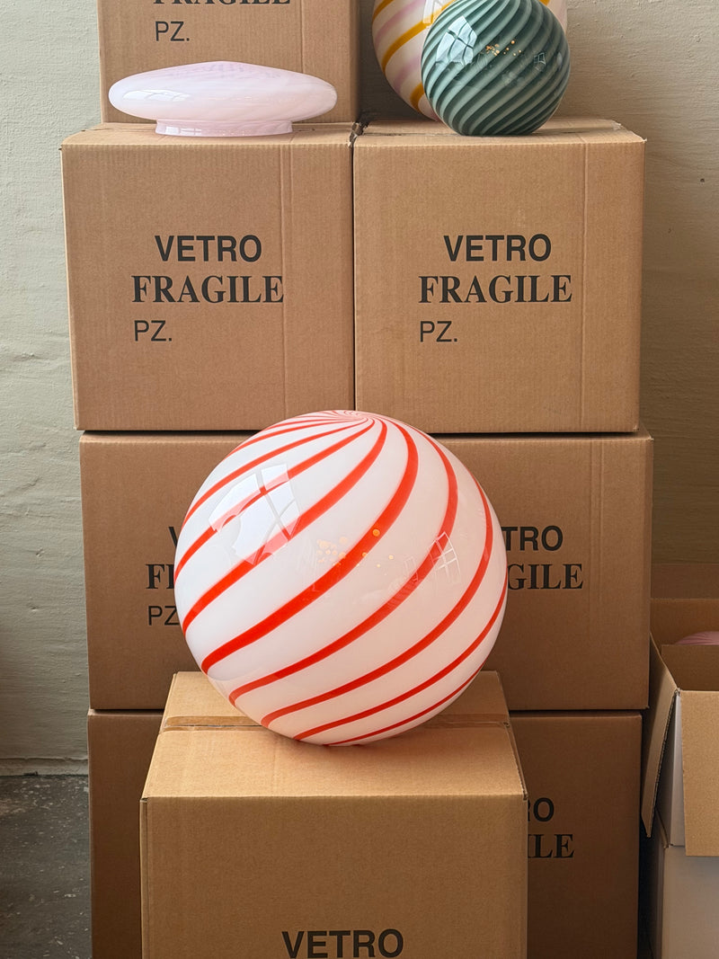 Ny stor Murano candy pendel loftlampe i en bolsje kombination af rød og hvid. Mundblæst glas i rund form me..