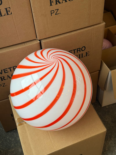 Ny stor Murano candy pendel loftlampe i en bolsje kombination af rød og hvid. Mundblæst glas i rund form me.., set fra siden