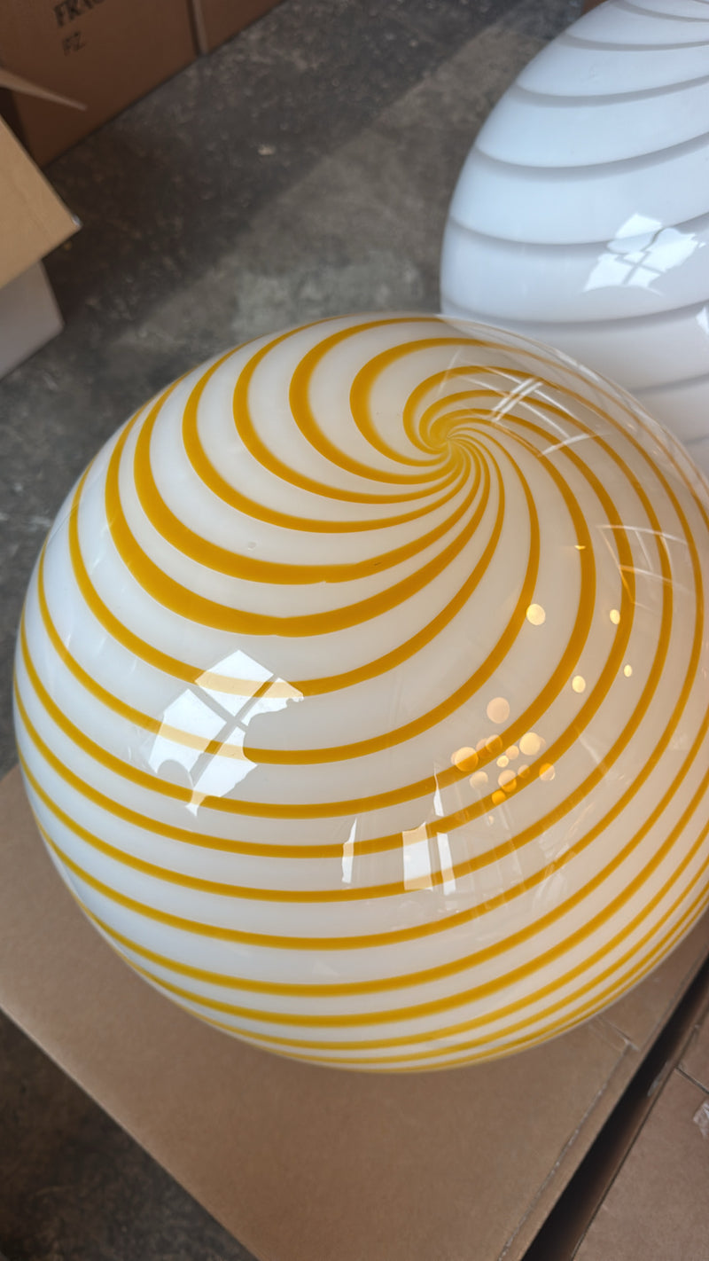 Ny stor Murano candy pendel loftlampe i en bolsje kombination af gul og hvid. Mundblæst glas i rund form me.., nærbillede af glasset
