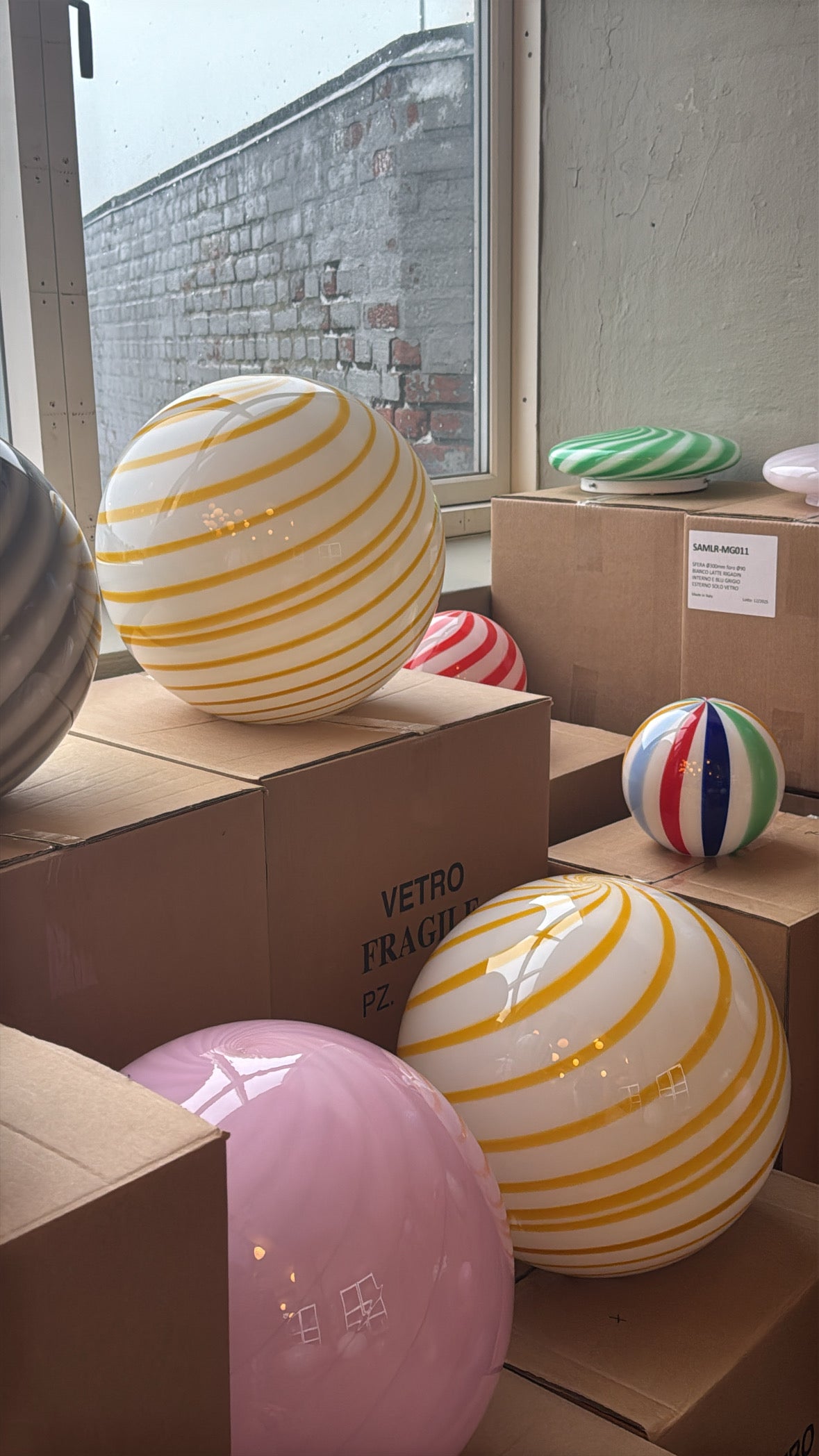 Ny stor Murano candy pendel loftlampe i en bolsje kombination af gul og hvid. Mundblæst glas i rund form me..