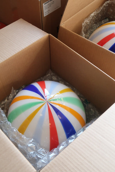 farverig Murano pendel med swirl mønster set oppefra, perfekt til livlige rum