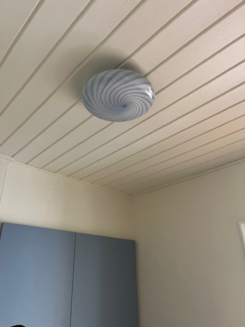 Plafonnier Murano en verre bleu clair monté près du plafond - éclairage sécurisé pour la chambre d'enfant