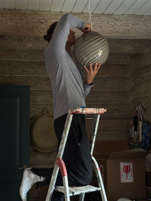 Murano Pendel in grau-braun mit Swirl-Muster hängt während der Montage, aus einer einzigartigen Perspektive gesehen