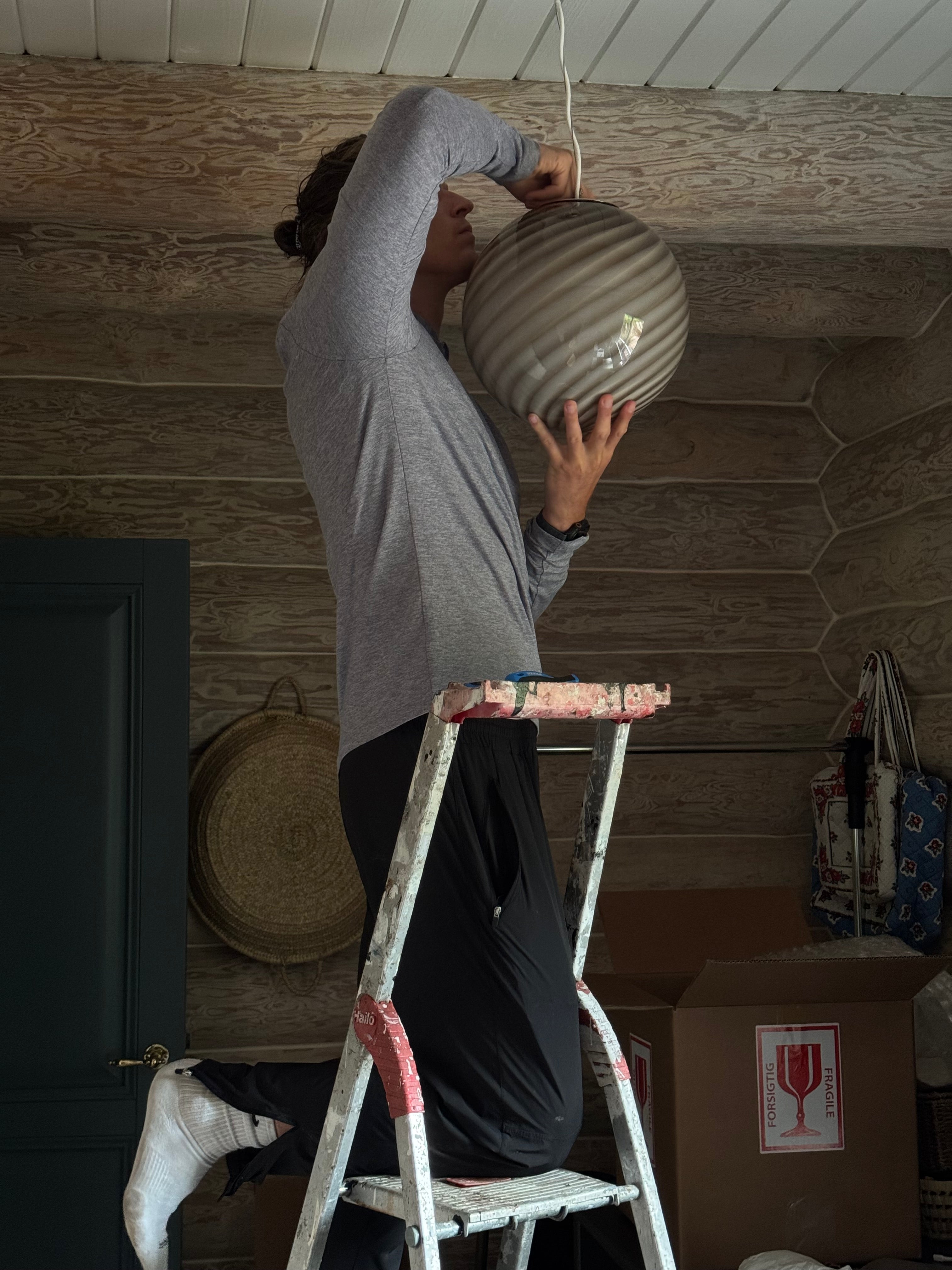 Murano Pendel in grau-braun mit Swirl-Muster hängt während der Montage, aus einer einzigartigen Perspektive gesehen