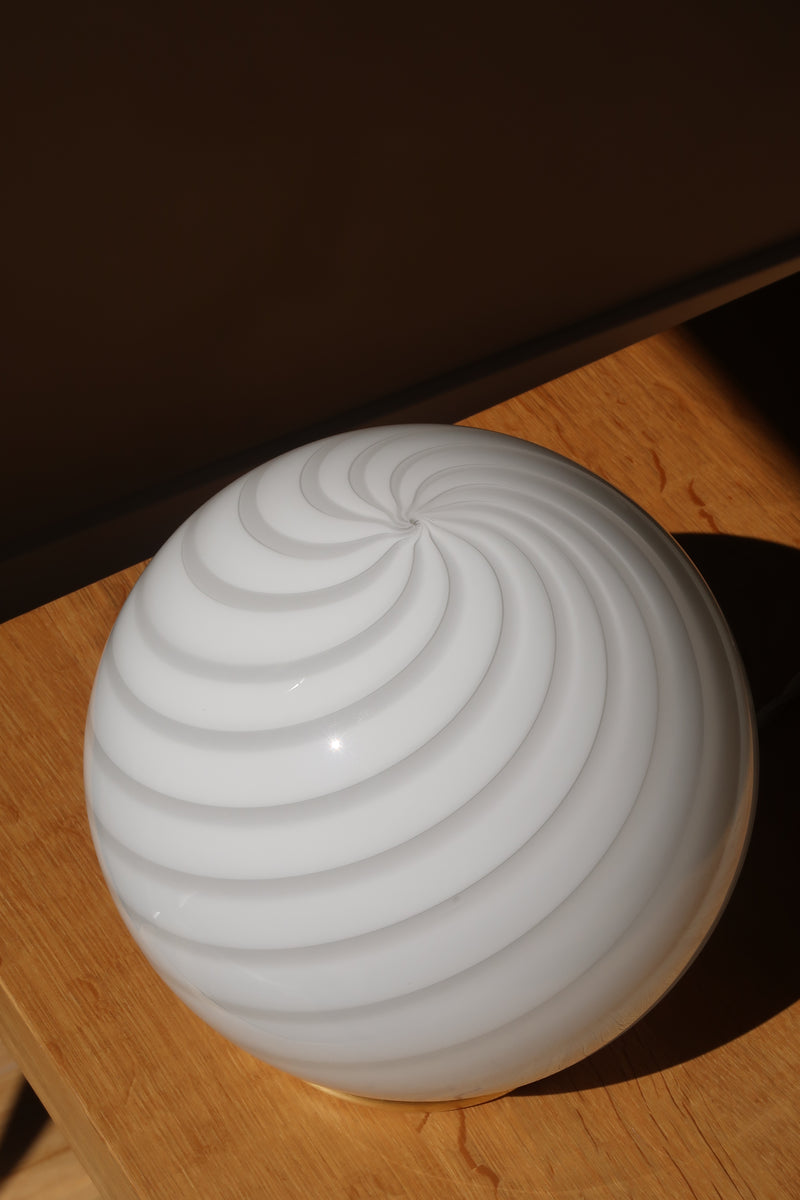 Murano Candy Bordlampe weiß Swirl D:20 cm
