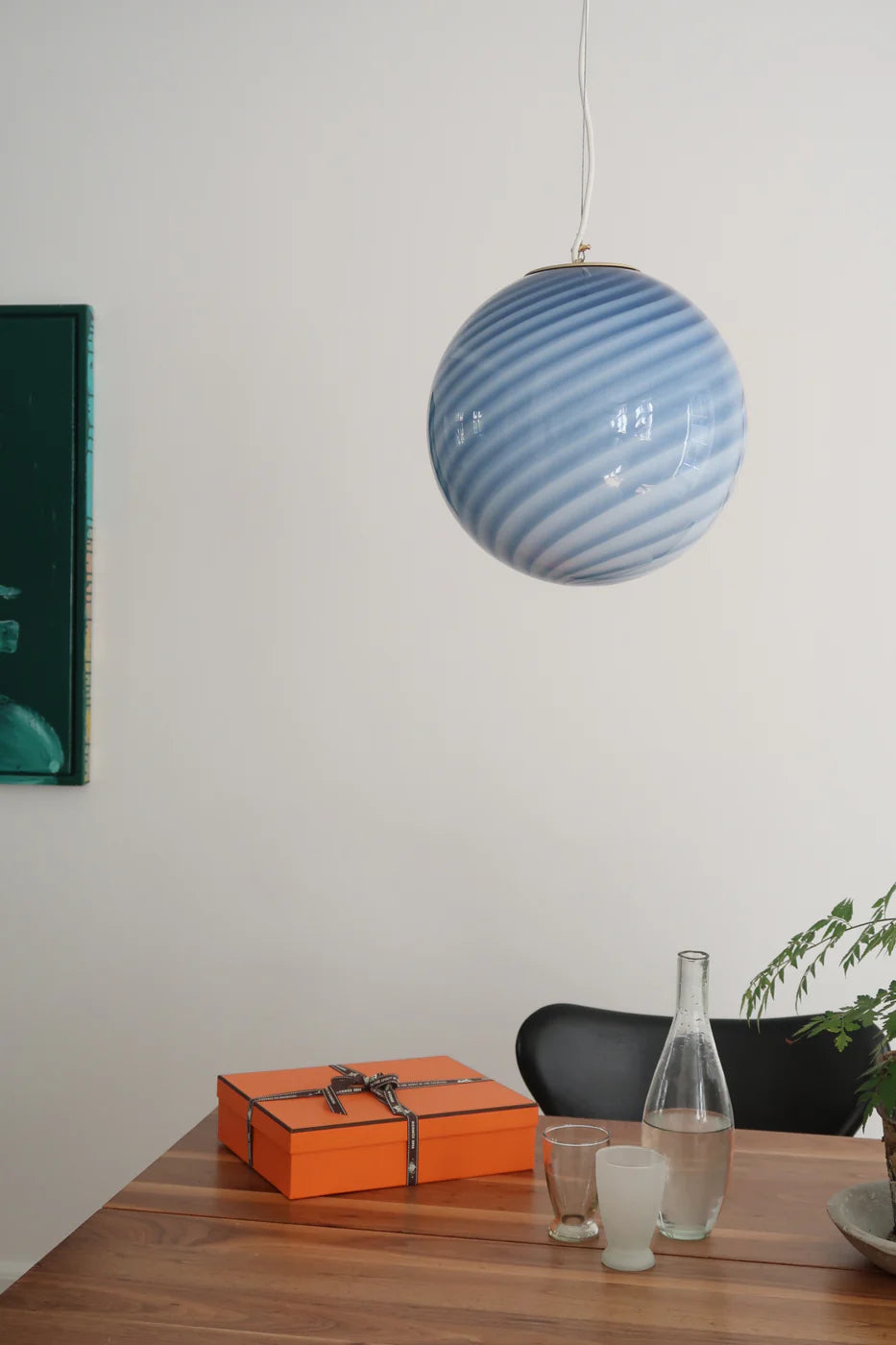 Niebieska lampa wisząca Murano Candy Swirl - kolorowy design szklany w trendzie 2026