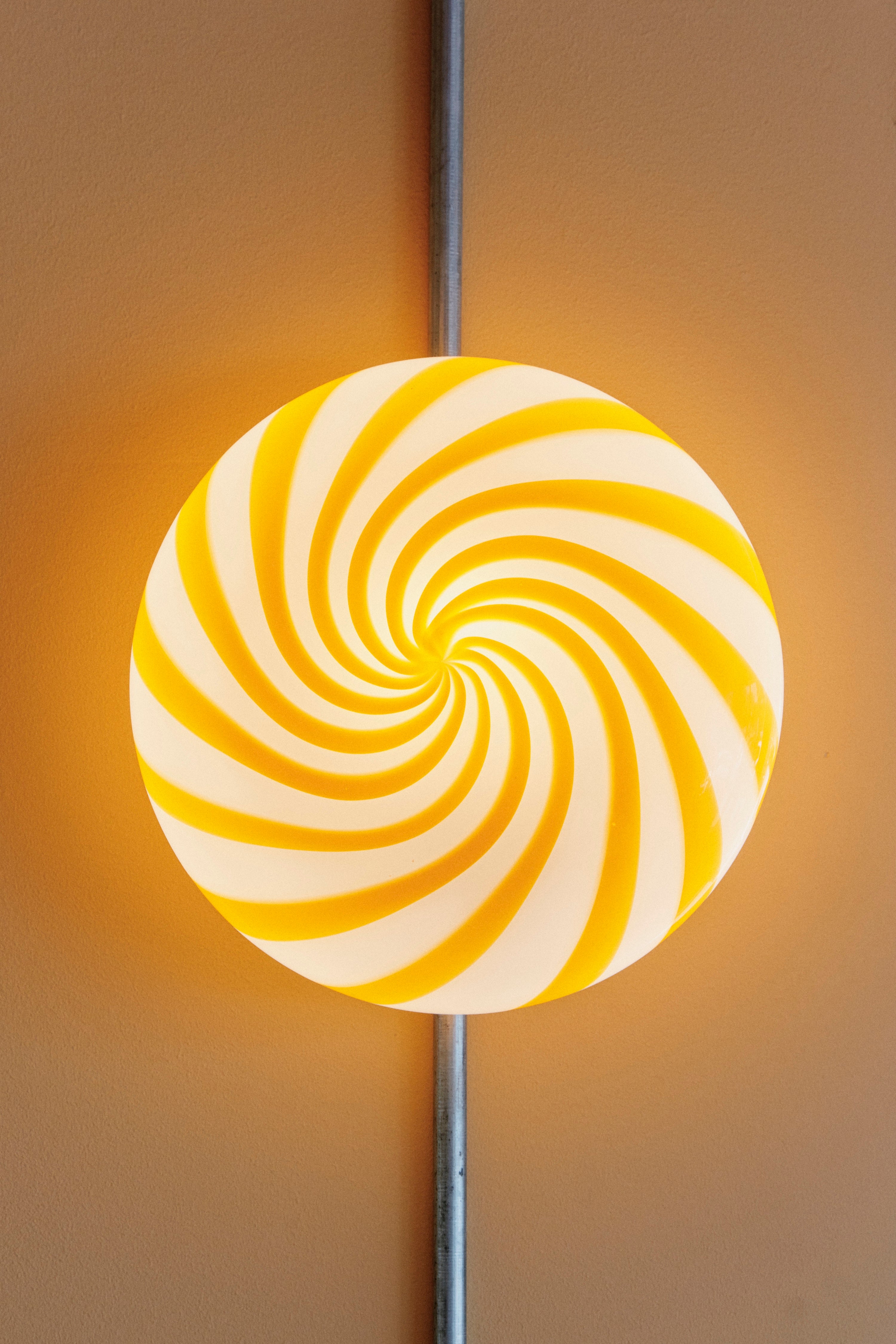 Murano Candy plafond jaune/blanc tourbillon D:30 cm