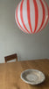 Ny Murano candy pendel loftlampe i en bolsje kombination af rød og hvid. Mundblæst glas i rund form med vertikale striber. E27 fatning. Kommer med justerbart messingbelagt ophæng samt transparent ledning.  Håndlavet i Italien.  D:40 cm 